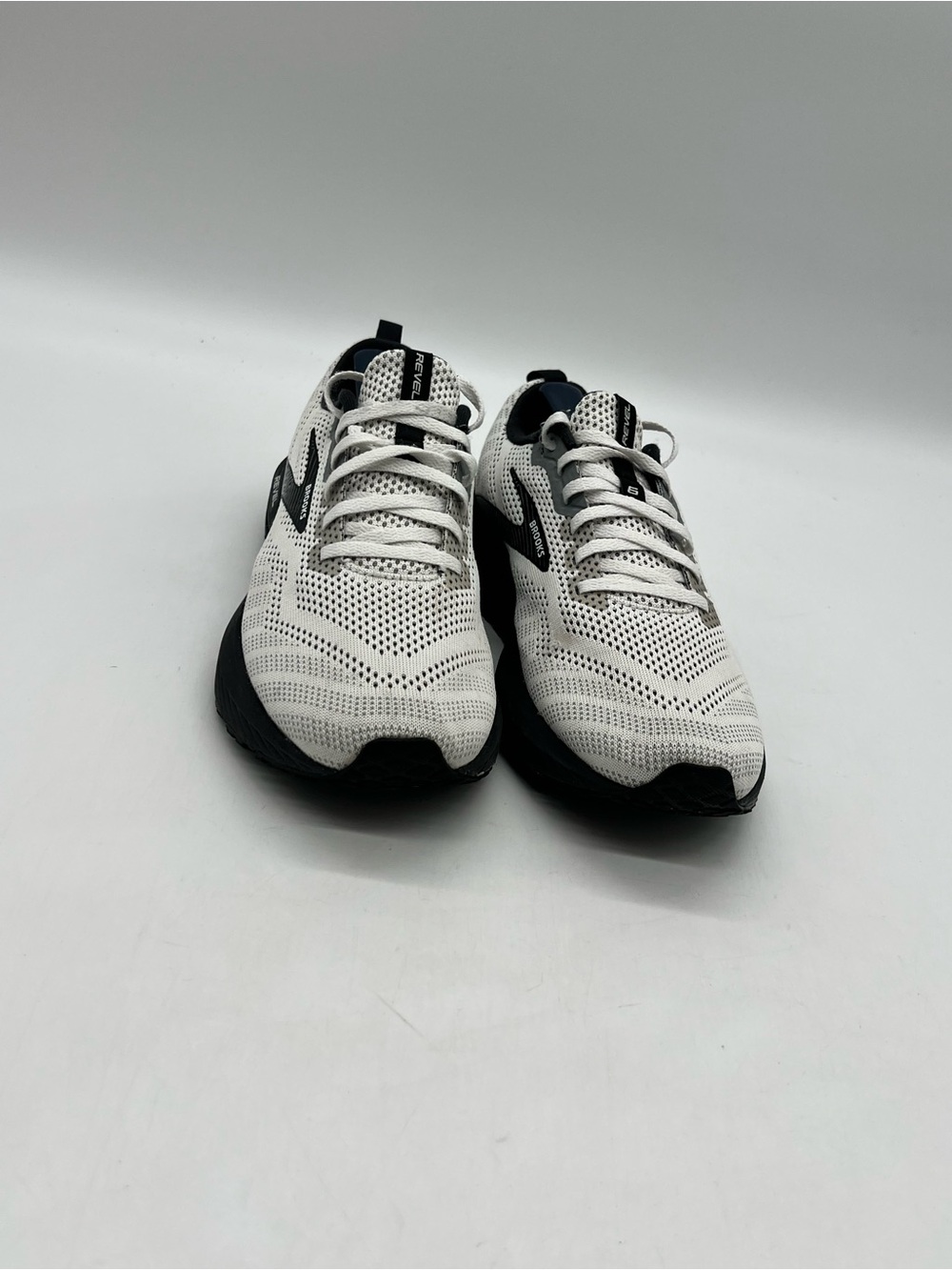 Brooks Revel 6 Womens Size 10 White Running Gym Athletic Walking Sneakers Shoes